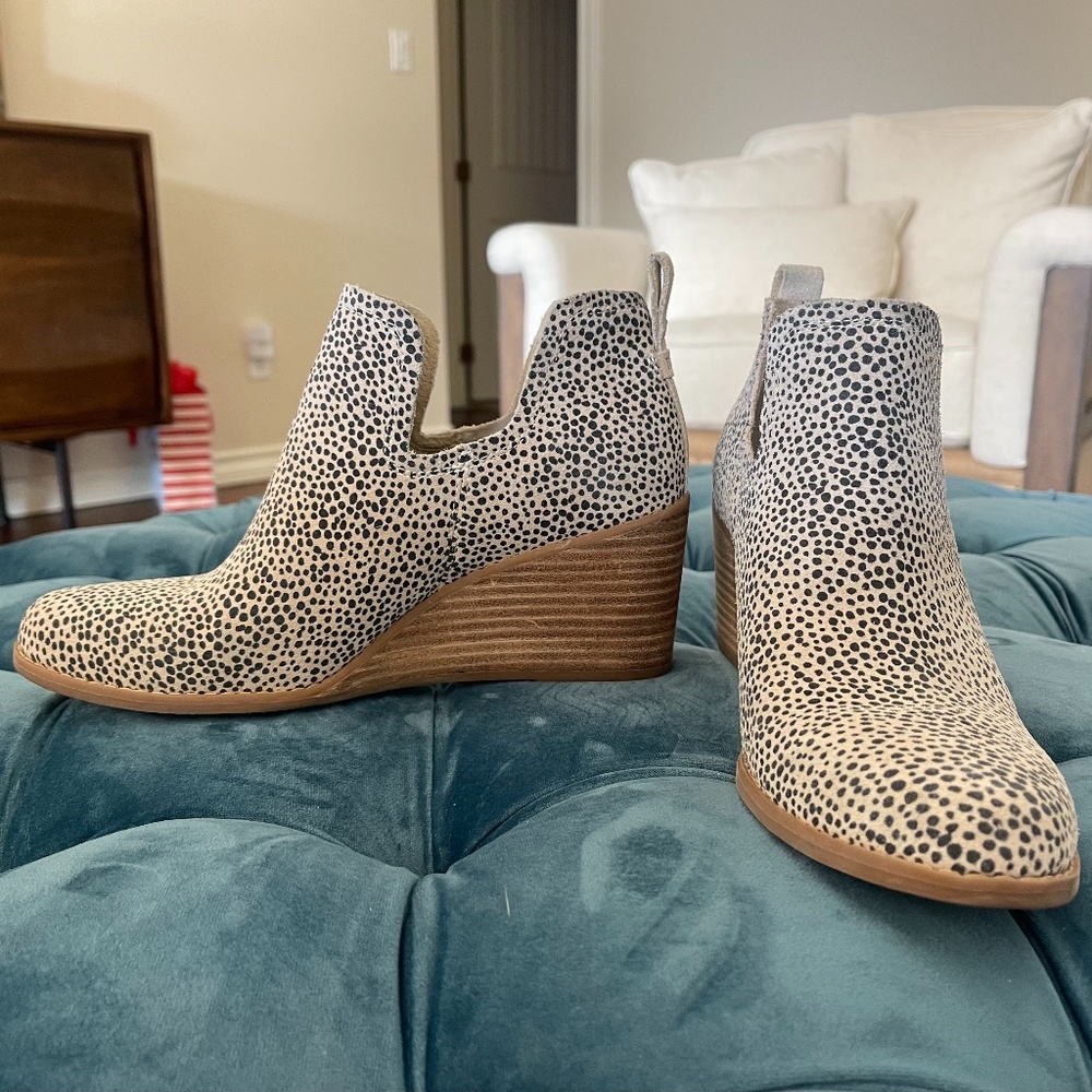 TOMS Kallie Wedge Bootie suede macadamia 8.5